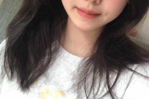 IU与边佑锡在《完美王冠》片场练习华尔兹与吻戏的趣味花絮！